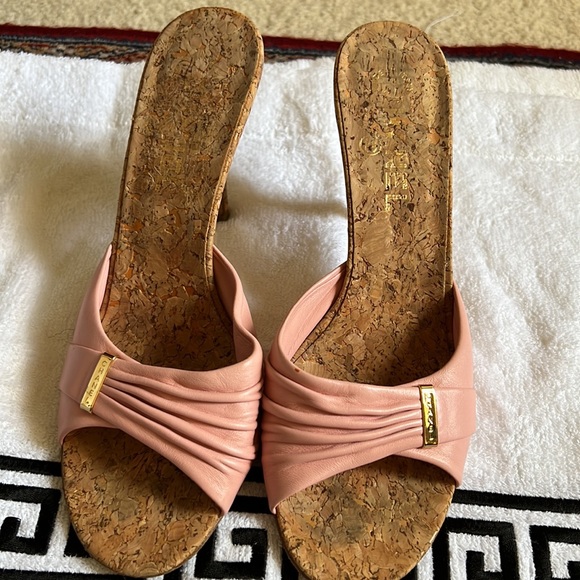 Chanel - Picture 2 of 6